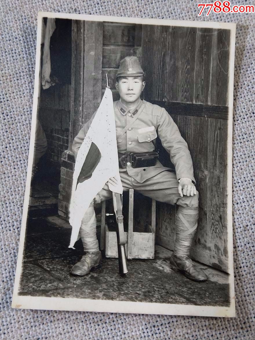 二战日本/日军手持寄语旗的日本士兵个人照片