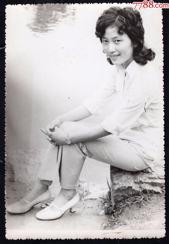 80年代美女老照片1张(尺寸约9.8*13.8厘米)