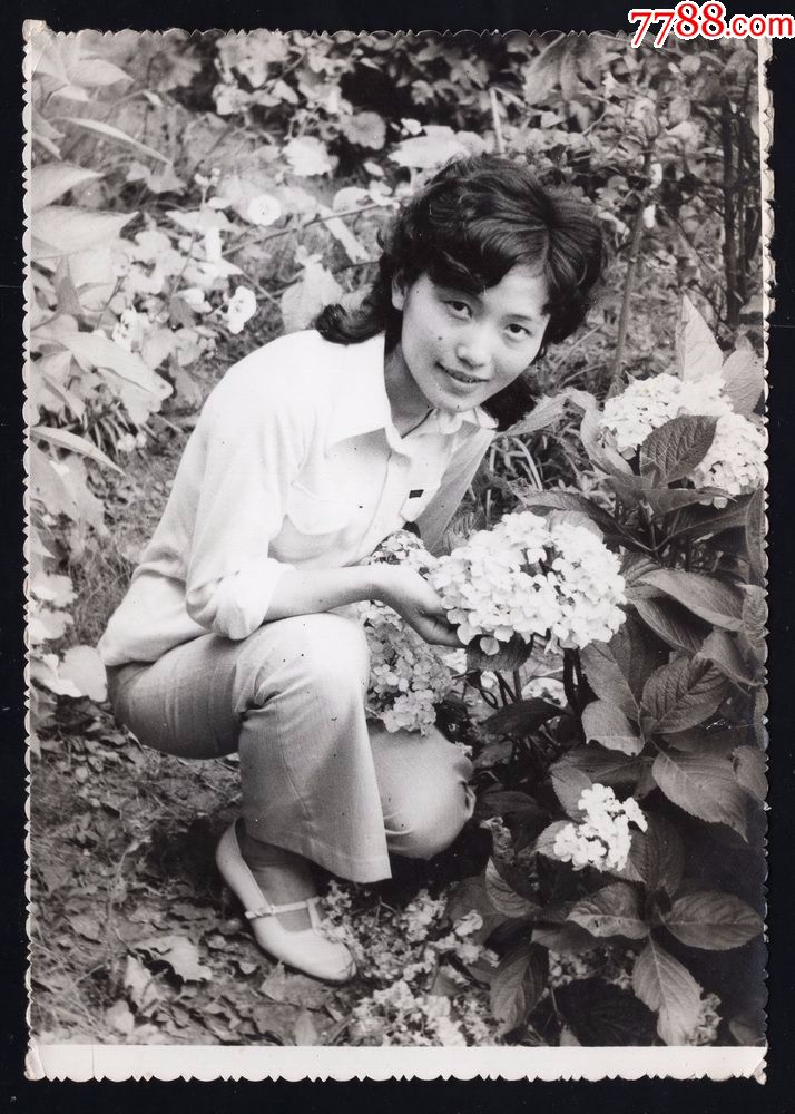 80年代美女老照片1张(尺寸约10.2*14.5厘米)
