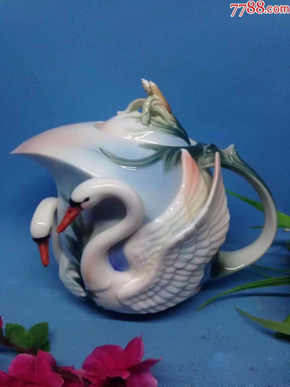 捡漏:珐琅彩瓷仿生雕塑瓷雕天鹅茶壶国内少见的威尼斯定制雕瓷茶壶