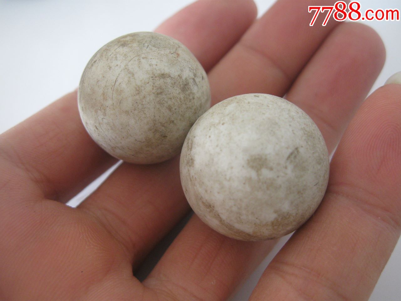 2颗把玩的小石球