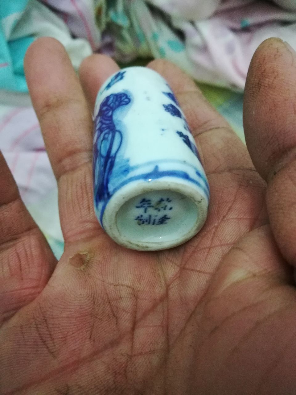 青花瓷;鼻烟壶{底部有乾隆年制}手工绘画花卉人物图案高6厘米