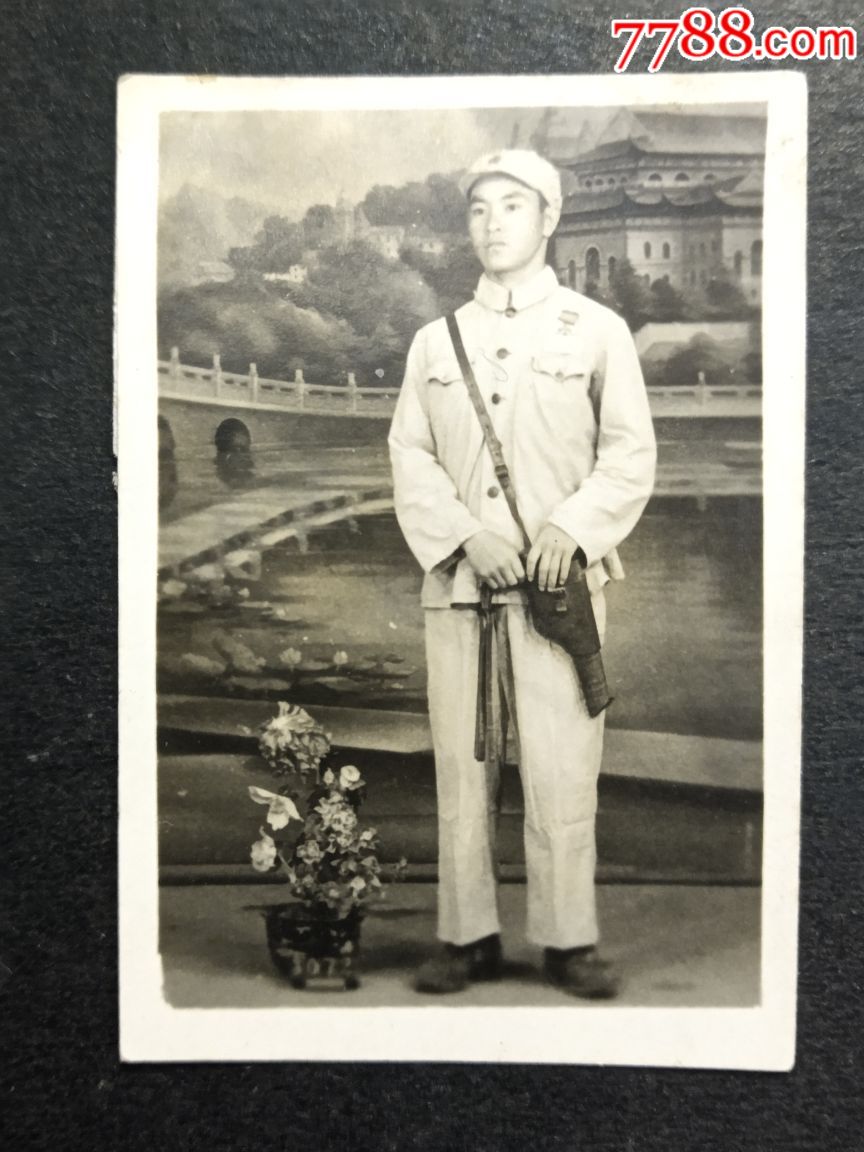 50年代初人民解放照---带军功章带枪