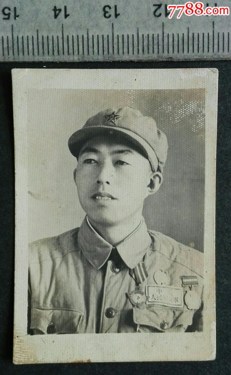 五十年代解放军一戴多枚军功章