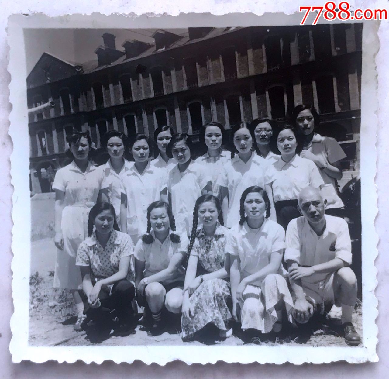 建國初女大學生在校園合影照