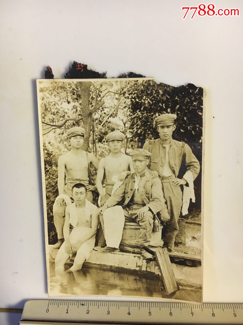 侵华日军照片:赤膊的五个日本兵