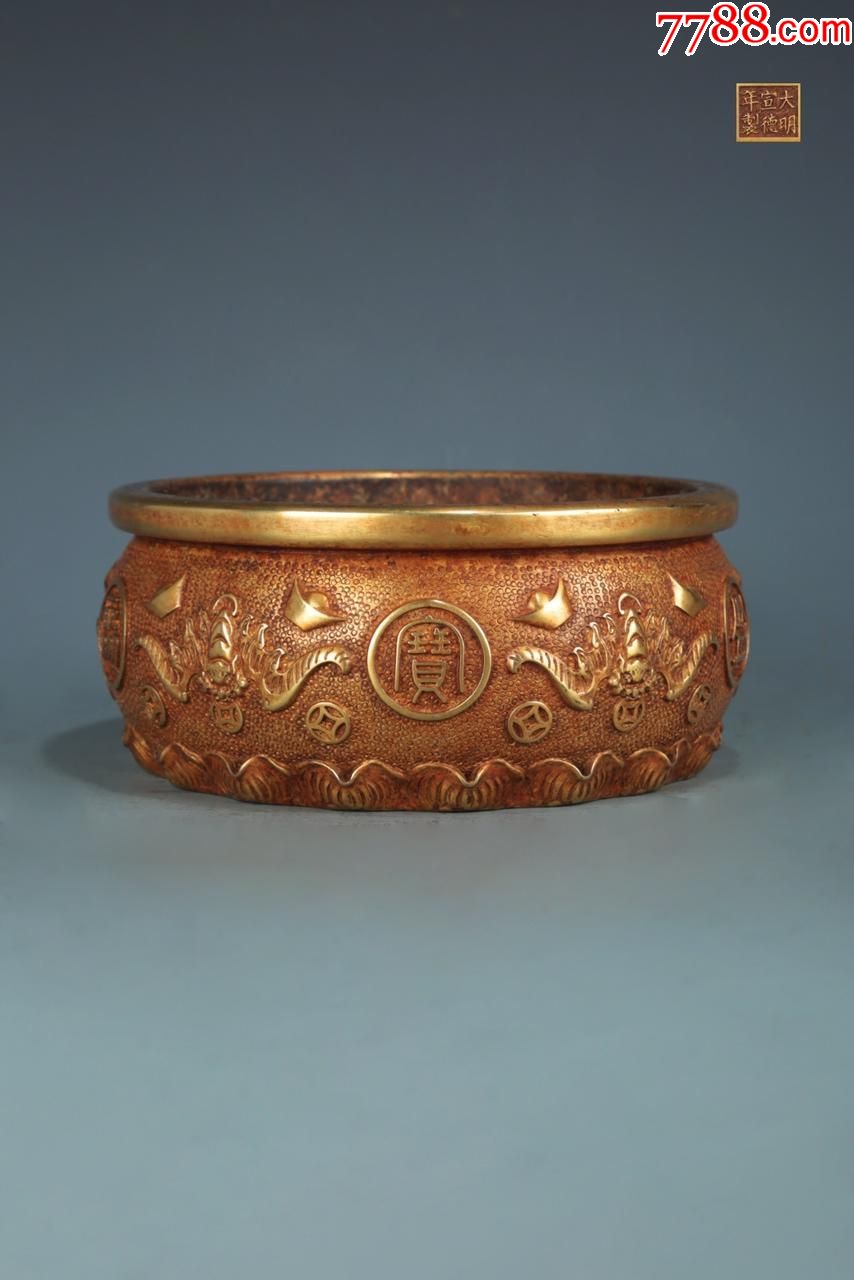 明"大明宣德年制"铜鎏金蝙蝠衔钱纹聚宝盆钵式炉