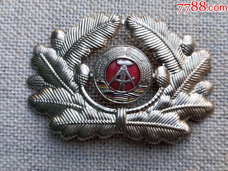 东德人民军常服大檐帽帽徽.早期分体式