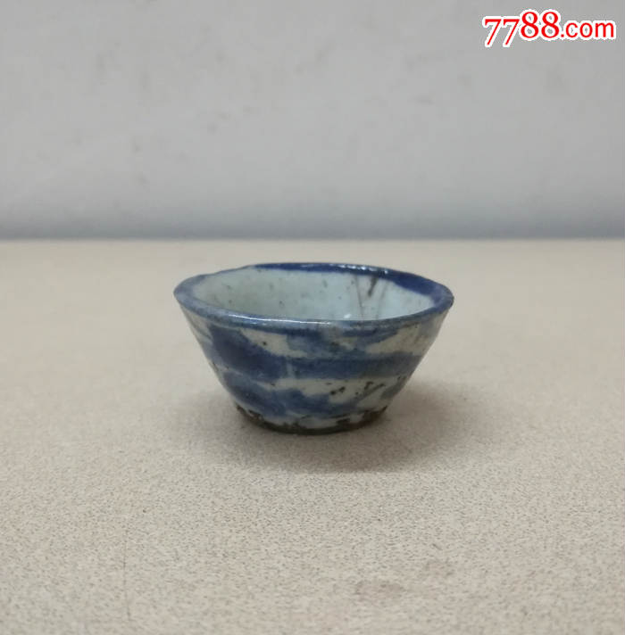 一只清代青花小瓷酒杯