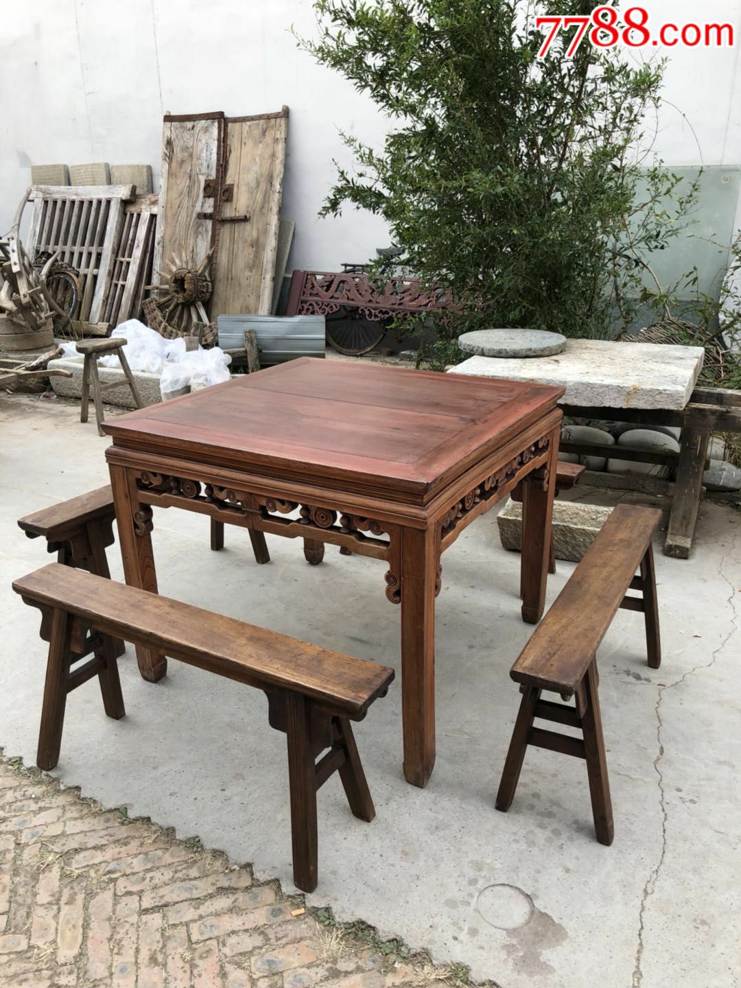 民国血榉木八仙桌一套,包浆一流,纹理清晰可见,四足无蛀,底部批灰