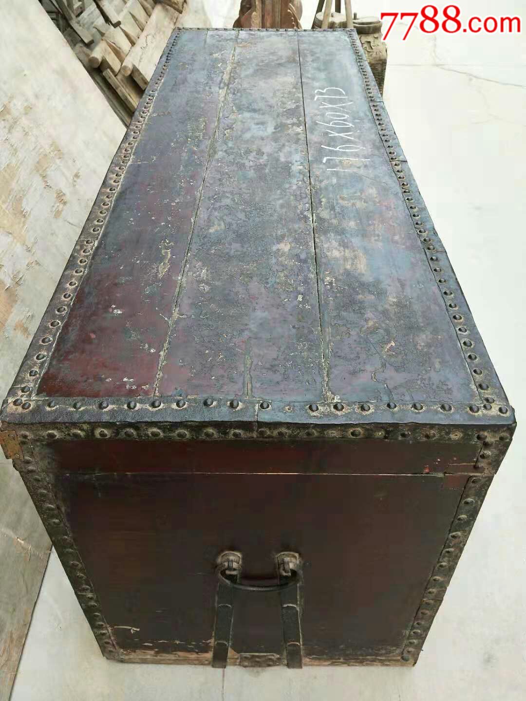 清代戏院用大号四角包铁艺圆钉成衣服戏箱一件原头货全品无修品象如图