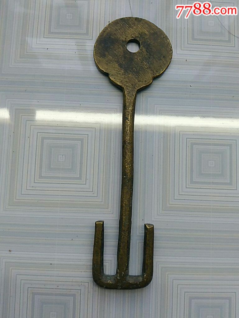 特制铜钥匙一个