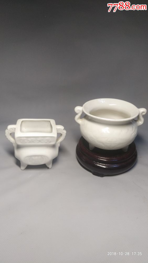 大小两个白釉香炉