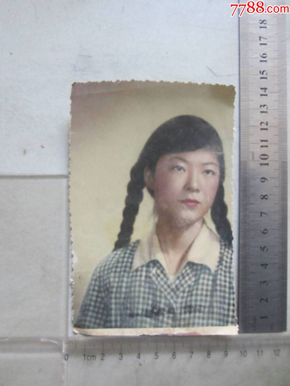 两个辫子女子留影(老照片)