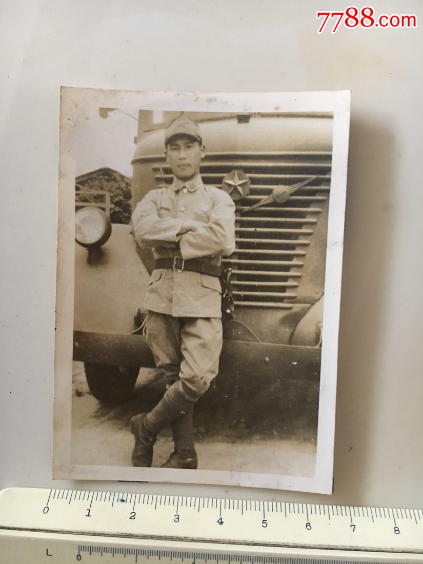 抗战时期侵华日军照片:汽车前的日本鬼子