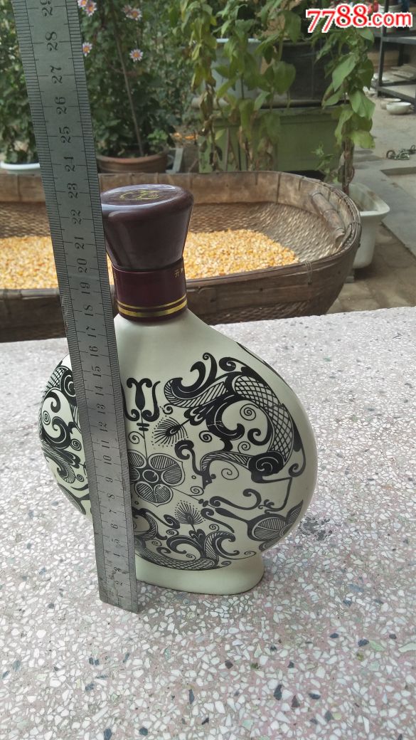 扁型酒瓶一个_酒瓶_第1张_7788字画网