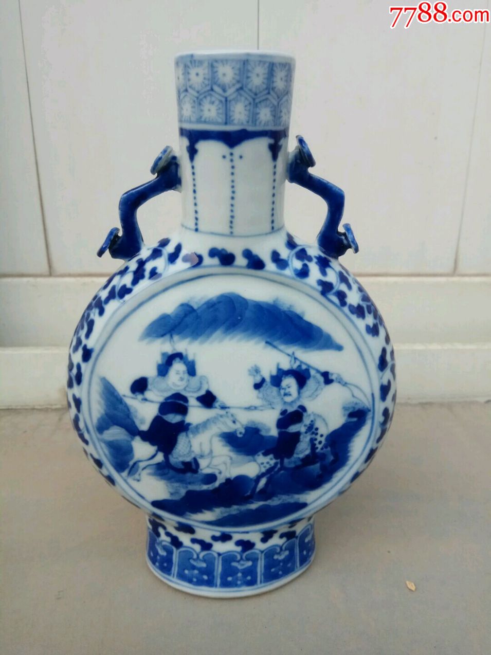 清青花人物故事纹抱月瓶
