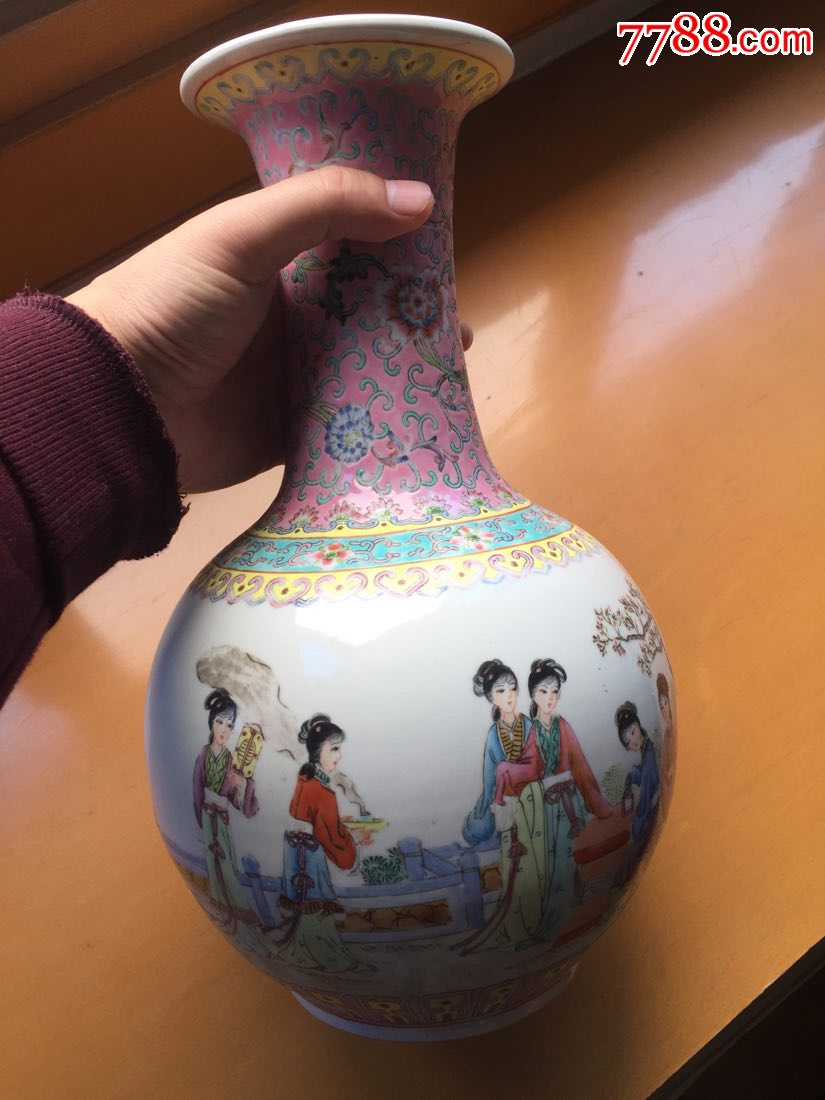 567粉彩人物天球瓶