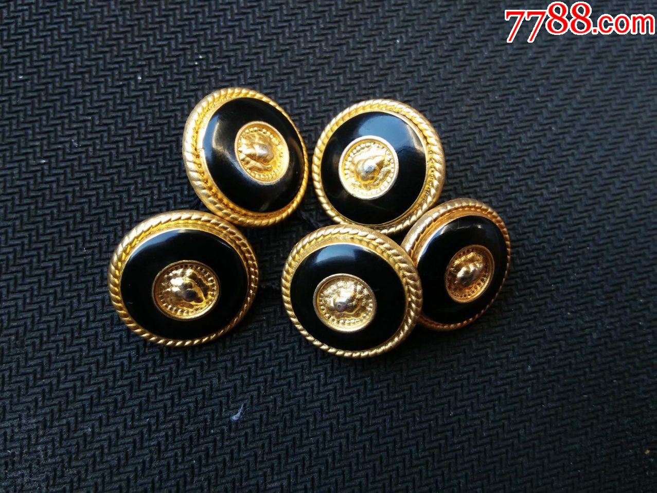 现代五个银鎏金纽扣