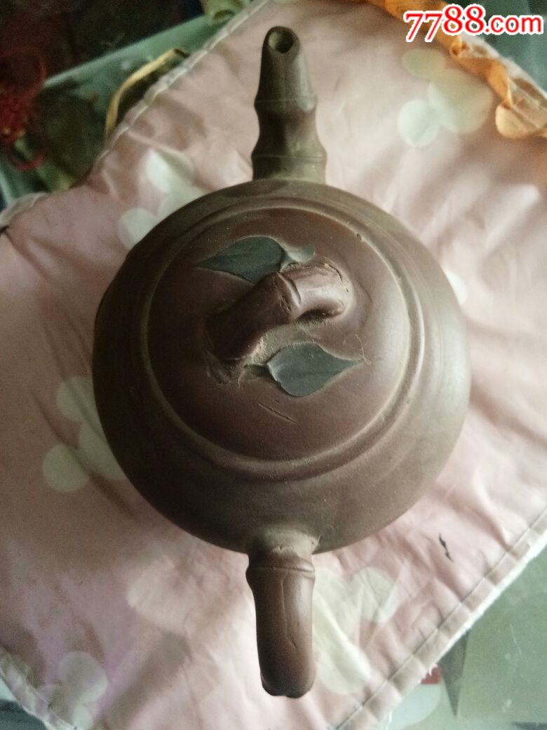 好品一把紫砂壶,裴仕英制,手工壶,图案好看.品相完整.