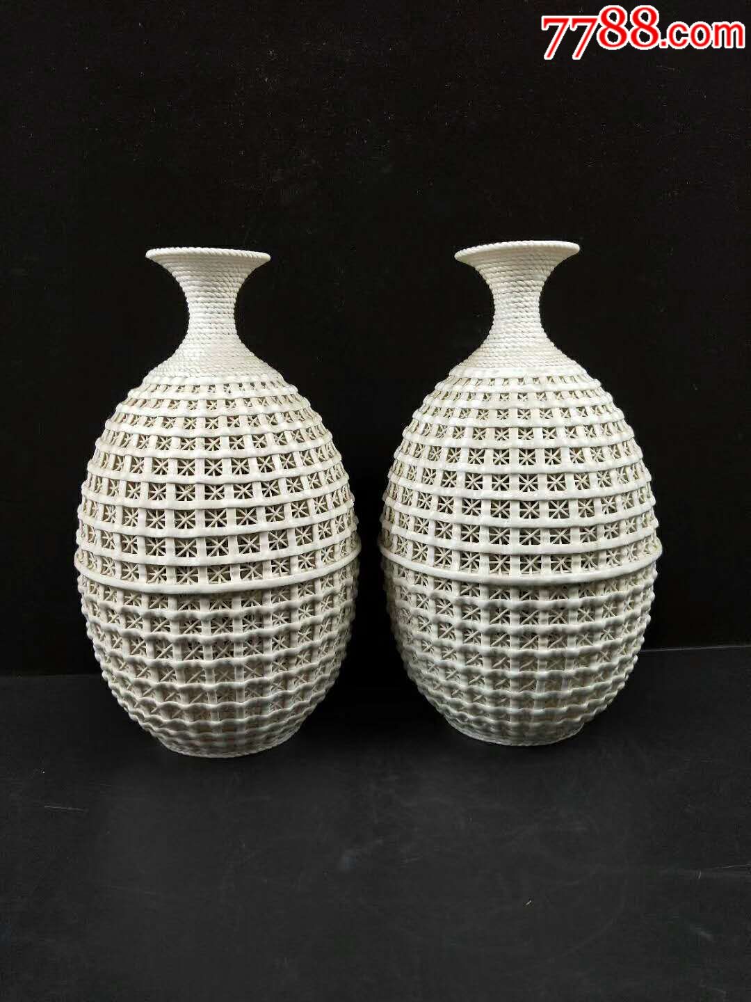 德化窑镂空工艺瓶子一对