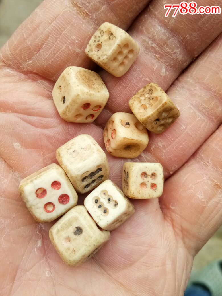 9个清代骨质骰子带盒子