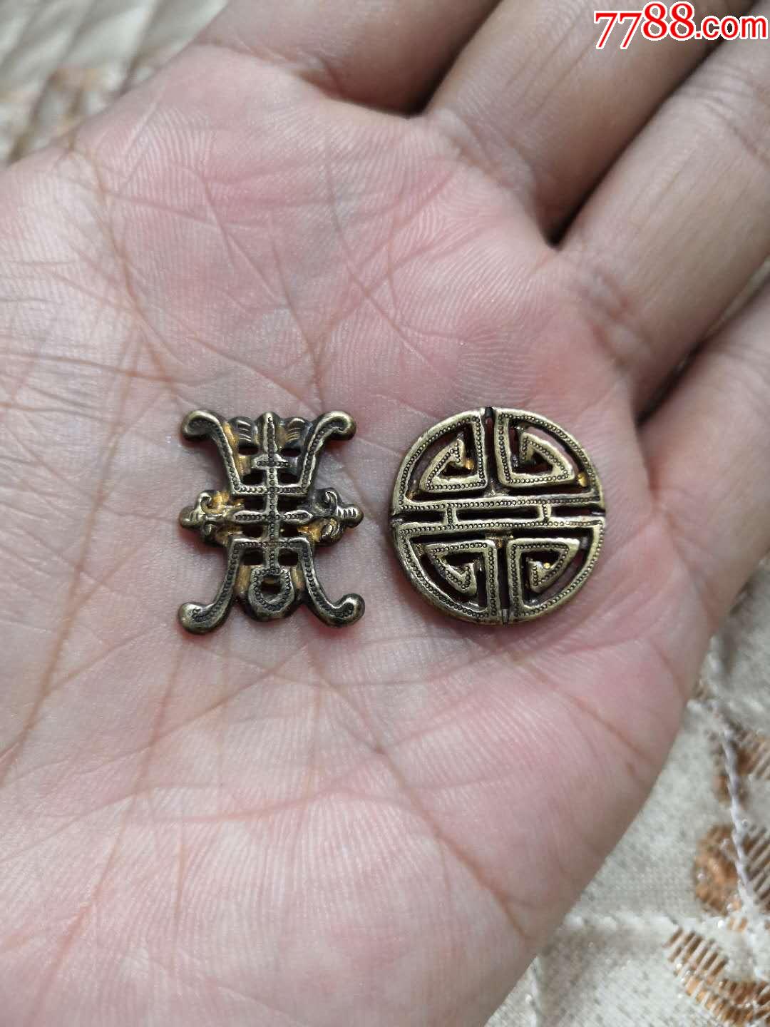 银鎏金夀字两个