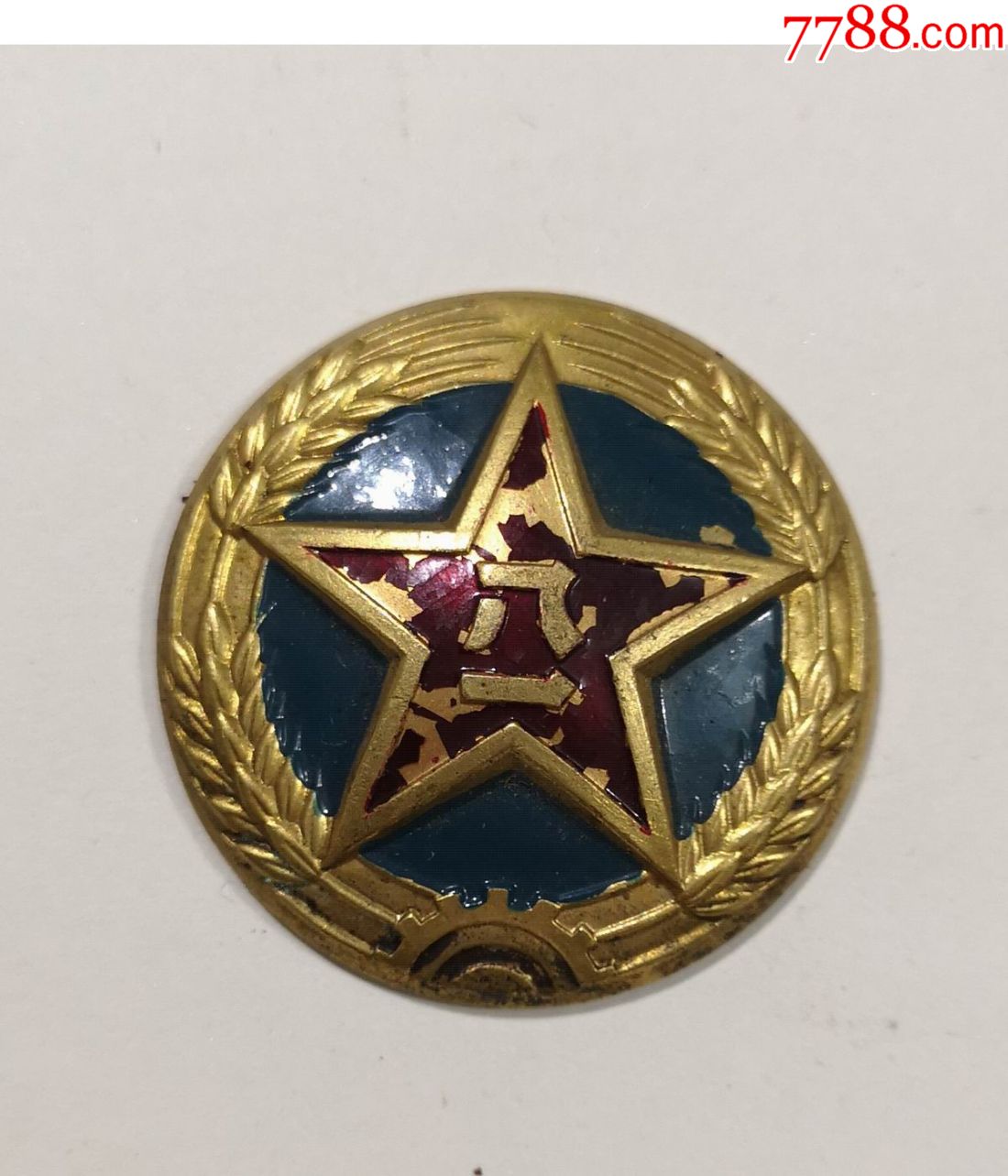 早期帽徽:==八一==