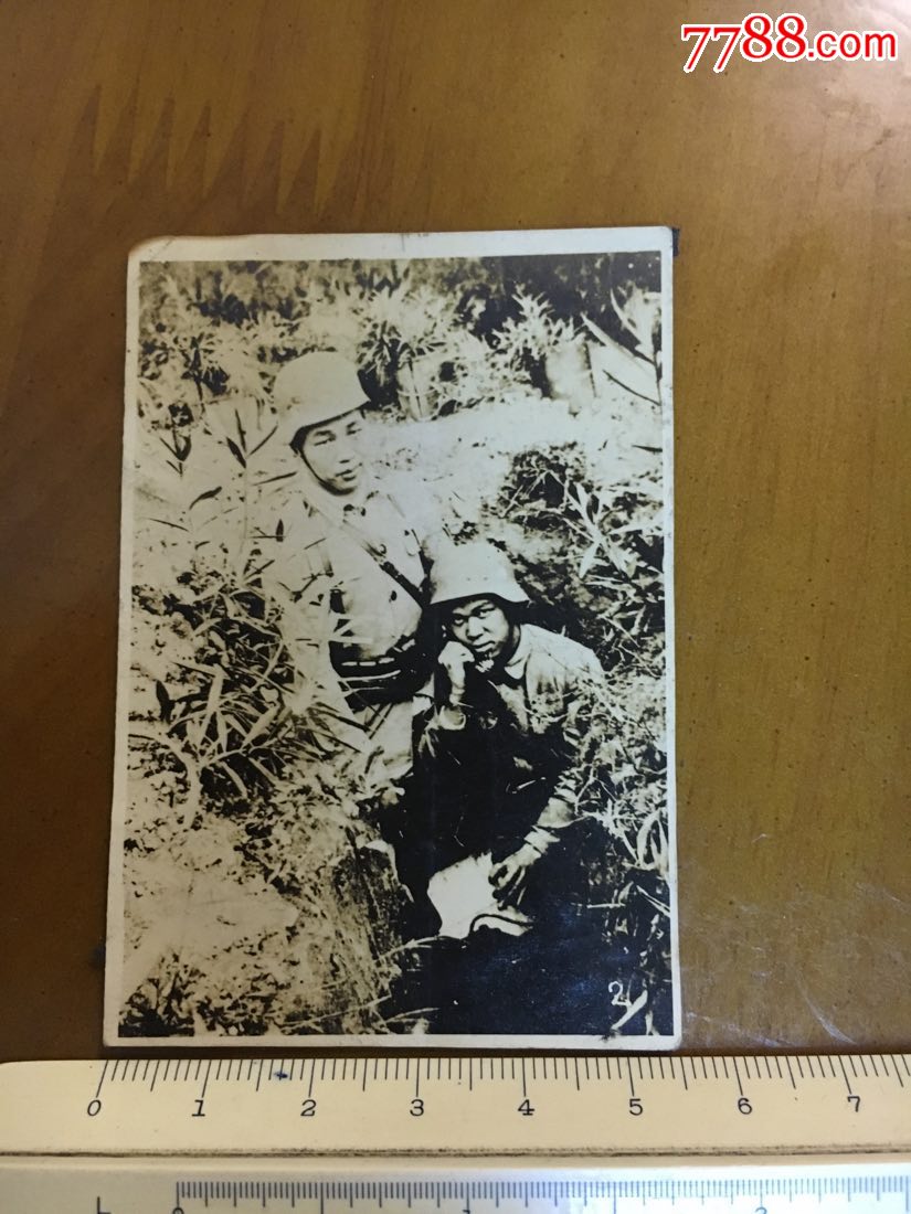 民国抗战时期侵华日军老照片;战壕内的日本通信兵