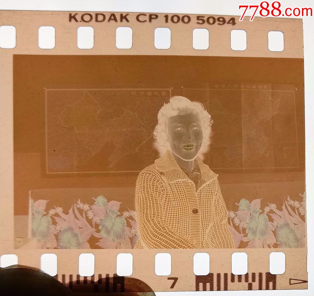 地图前的女子02【135彩色老底片】-价格:2元-se62772404-老照片-零售