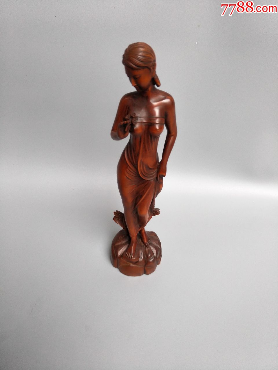 黄杨木雕刻美女摆件