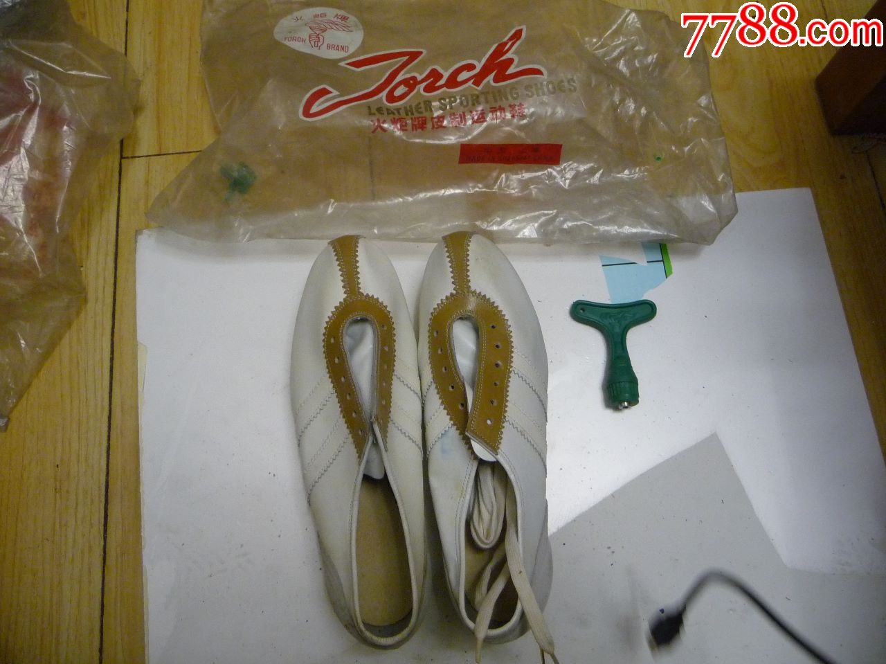 古董运动鞋收藏//上世纪八*十年代的火炬牌钉子鞋(39码带工具)未穿