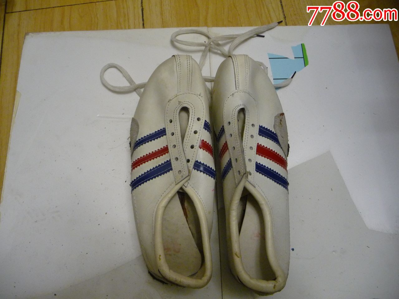 古董运动鞋收藏上世纪八九十年代的健美牌钉子鞋40码带工具未穿库存货