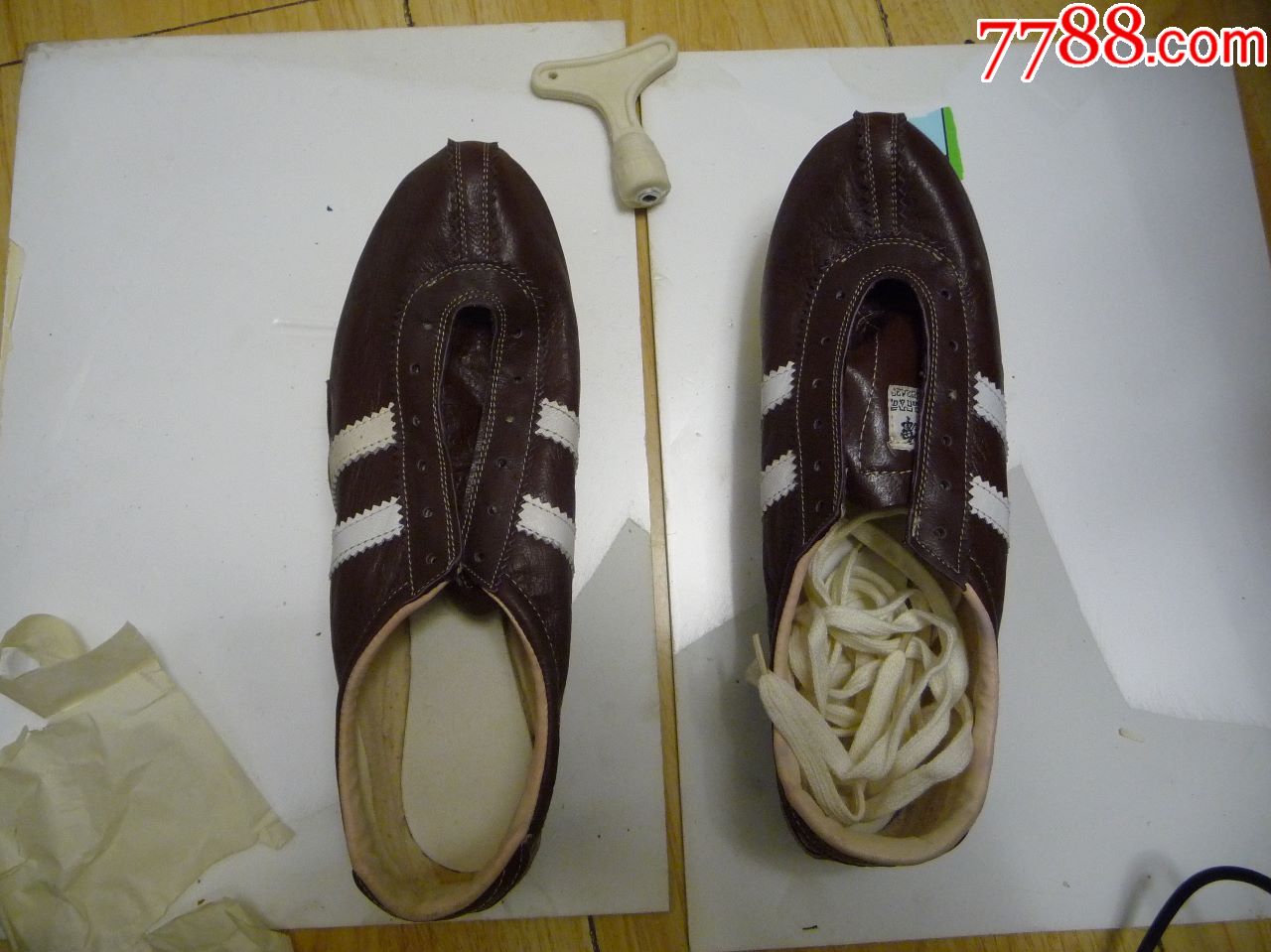古董运动鞋收藏上世纪八十年代的宏天牌钉子鞋40码带工具未穿库存货8