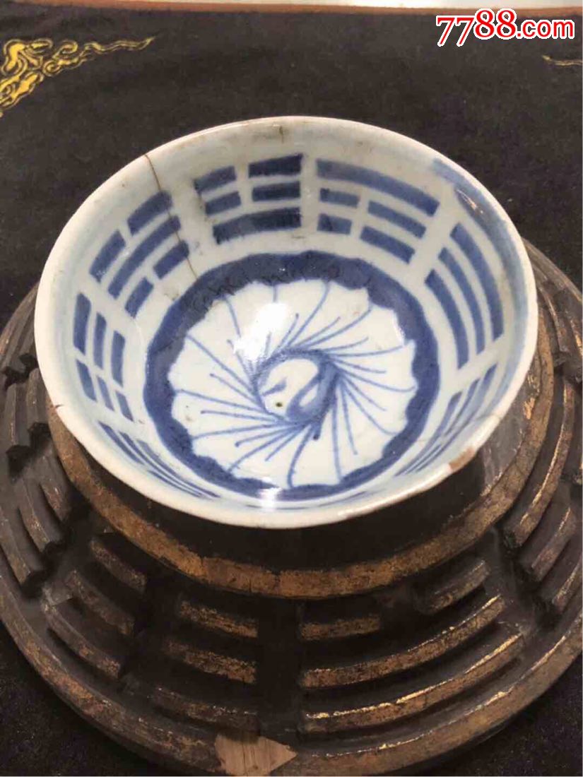 清中期豆青釉太极八卦图青花瓷碗,道教文化