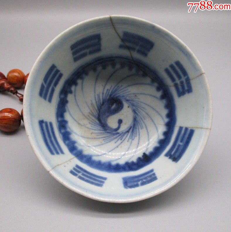 清中期青花太极八卦碗