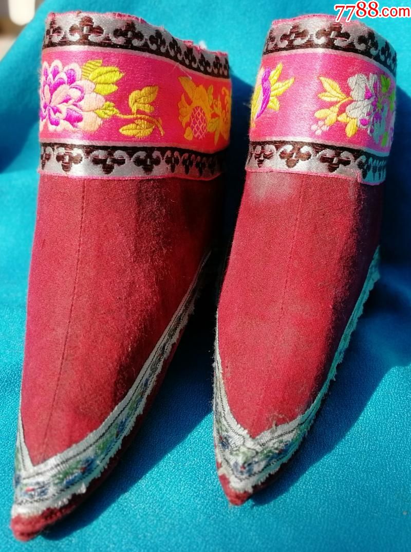 清代刺绣三寸金莲绣花鞋硬帮品相完美