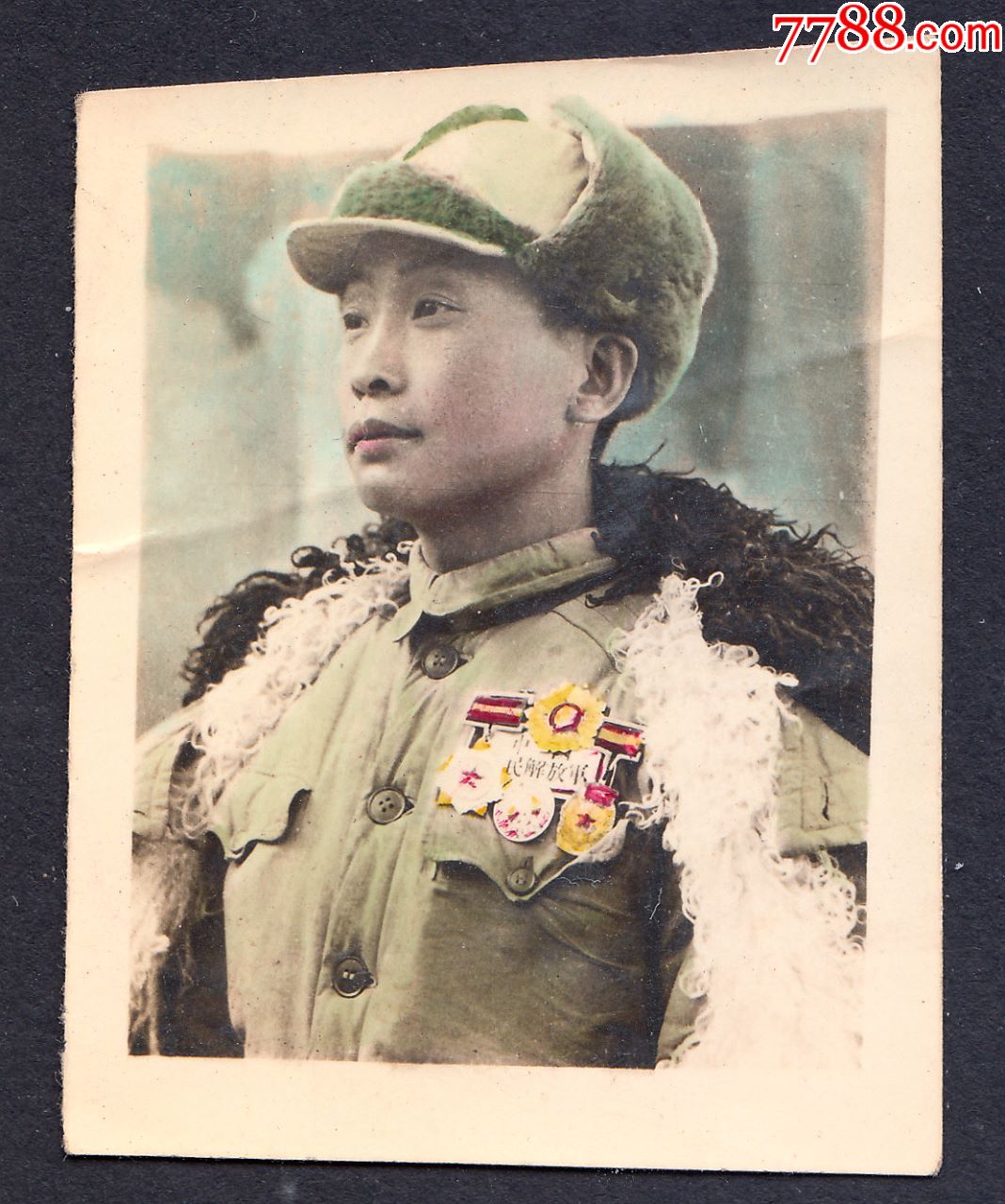 建国初期手工上色佩戴多枚奖章的军人