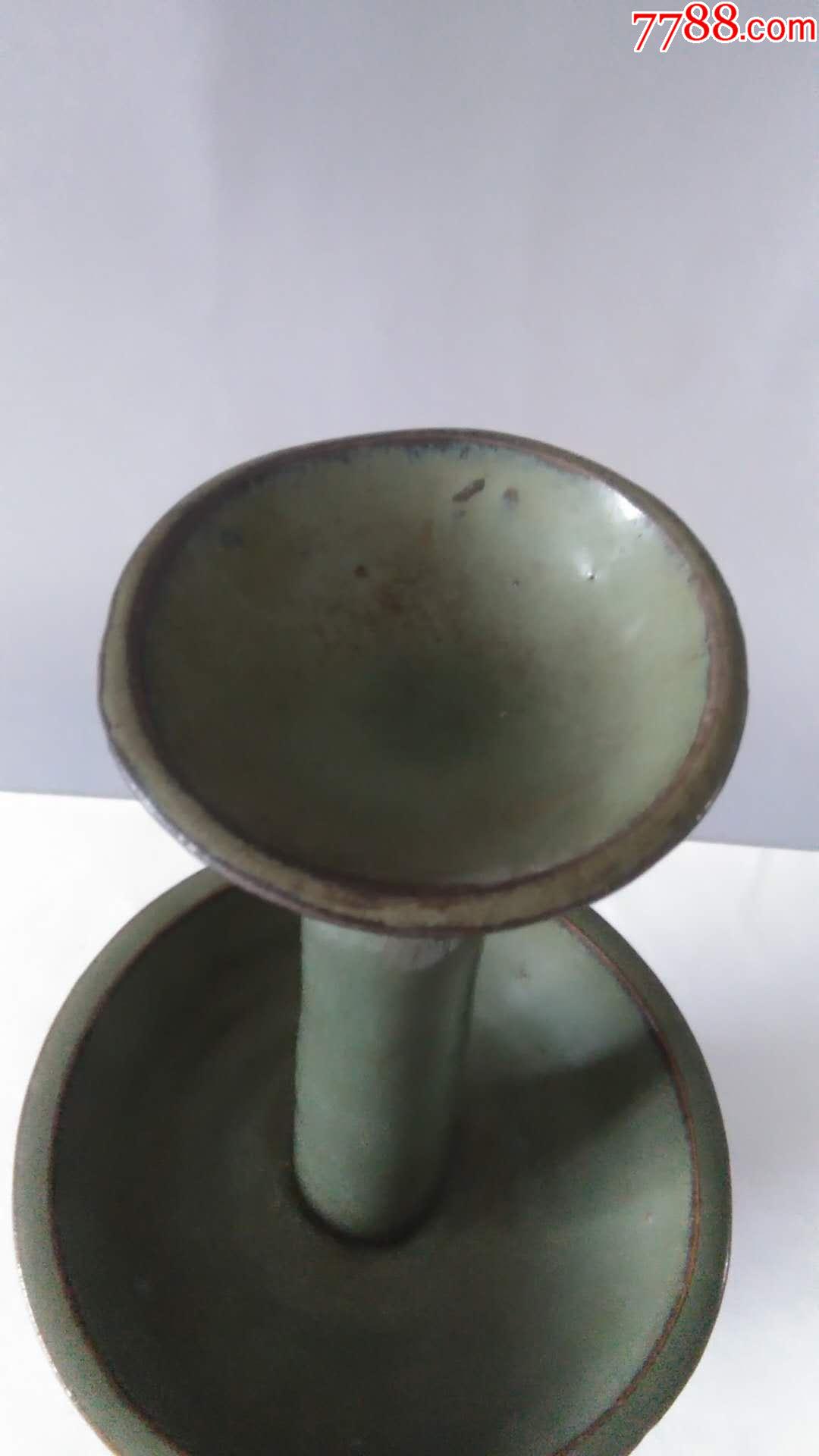 明代龙泉窖青釉双叶高脚油灯