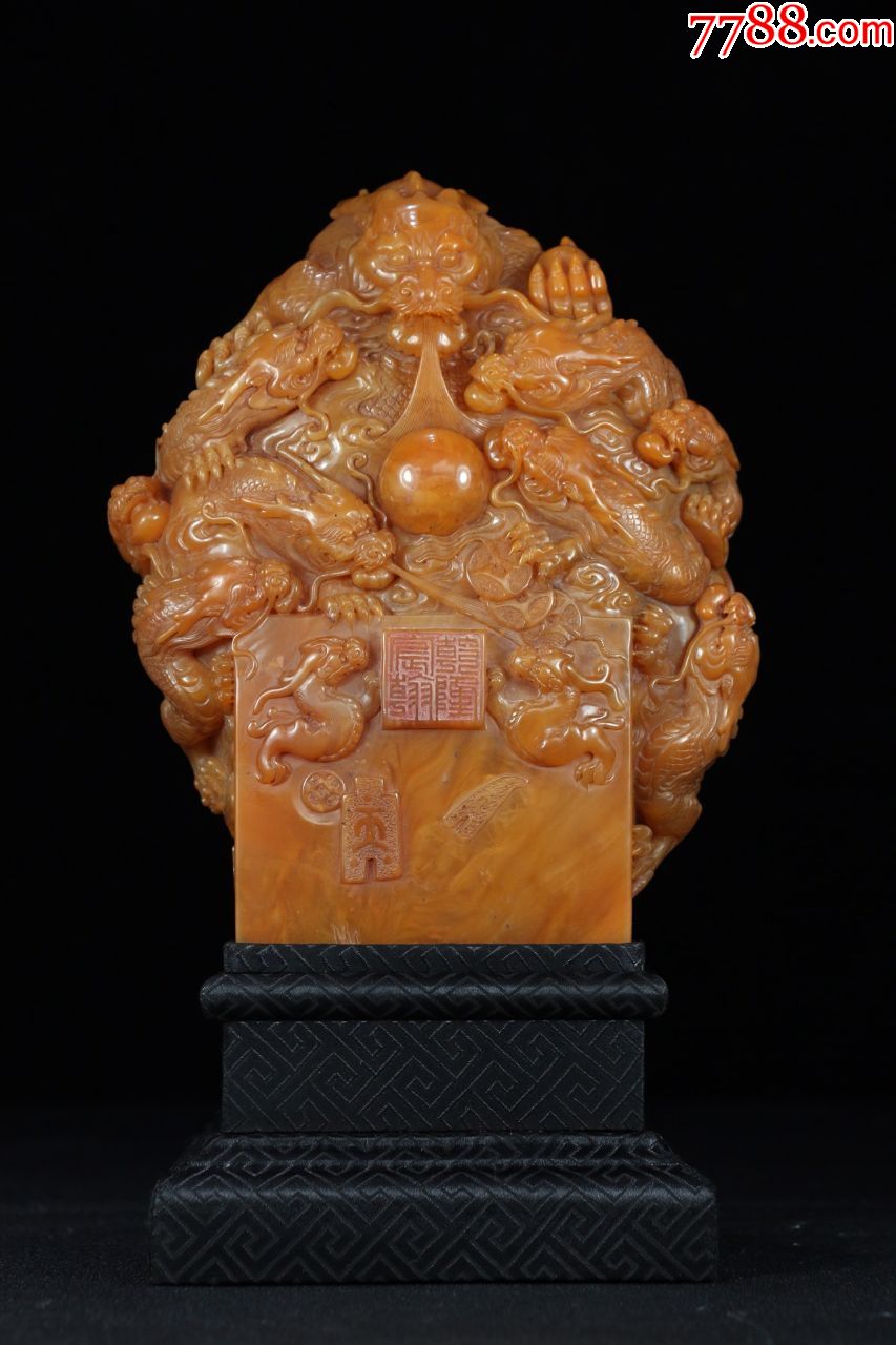 清"乾隆御用"九龙戏珠田黄印章