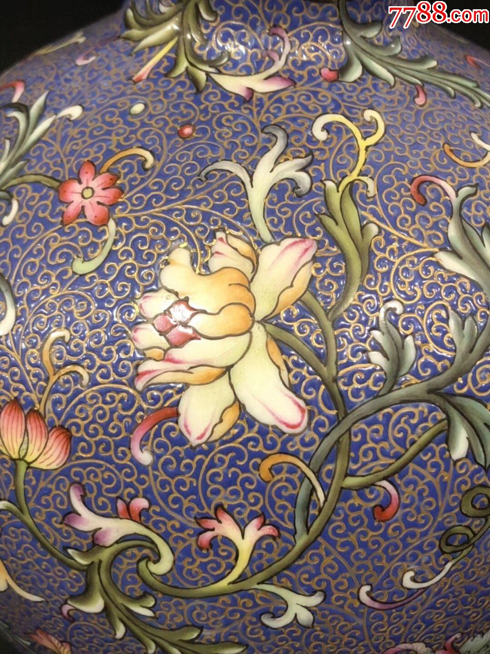 "乾隆年制"款珐琅彩紫地花卉描金花纹葫芦瓶