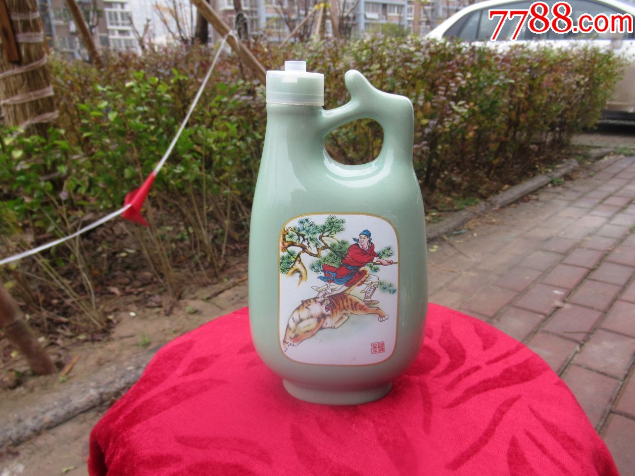 【酒瓶收藏】绿釉瓷景阳春武松打虎图一斤装酒瓶(完美品相)