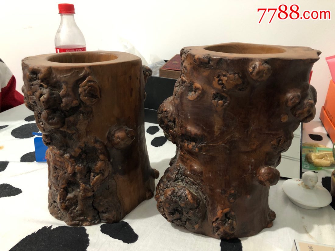 2个茶树瘤笔筒