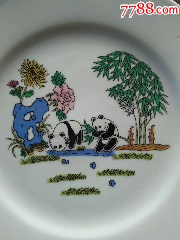 四个漂亮的熊猫抱竹盘子