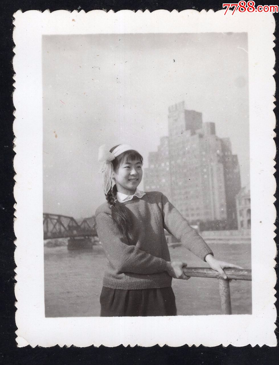 70年上海美女外滩老照片1张尺寸约5165厘米