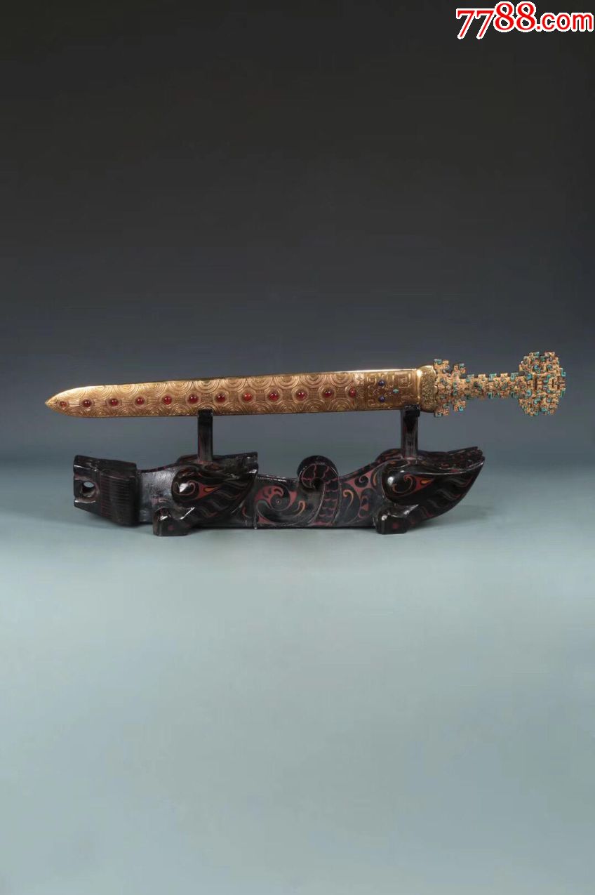 鎏金蟠螭纹青铜剑一套