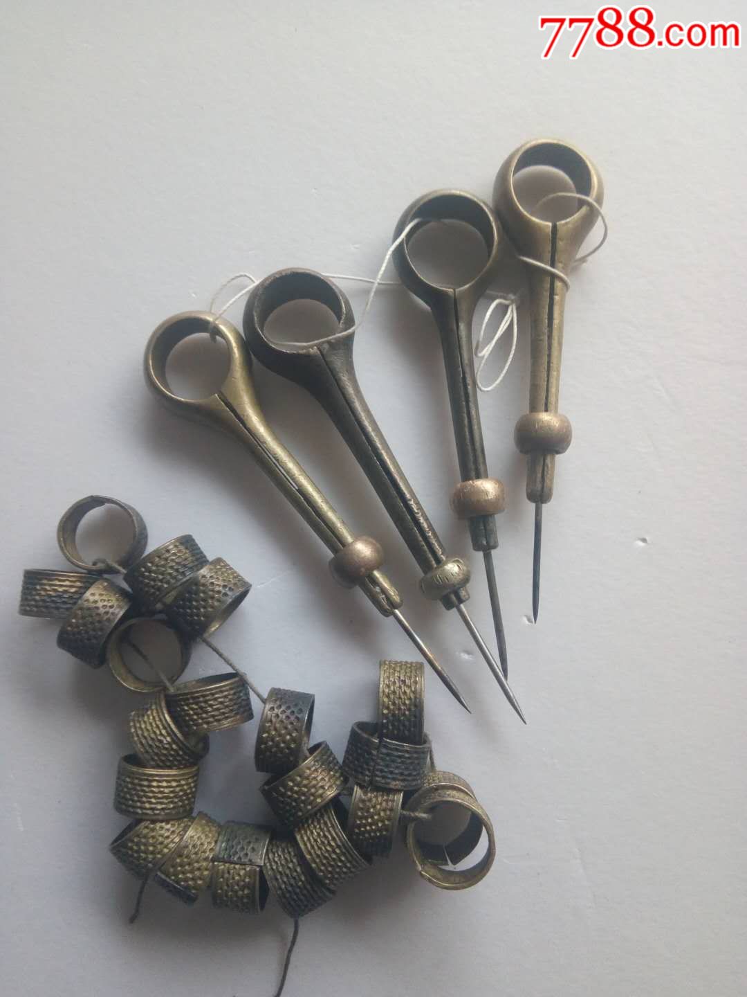 民国时期遗留铜锥子4个和铜顶针20个