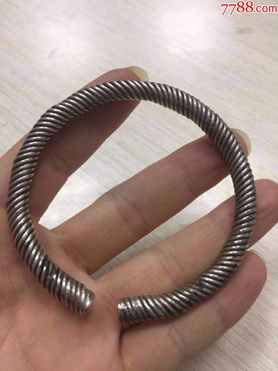 清代绞丝工艺银镯,,细丝绞成,,弹性非常好,,工艺少见
