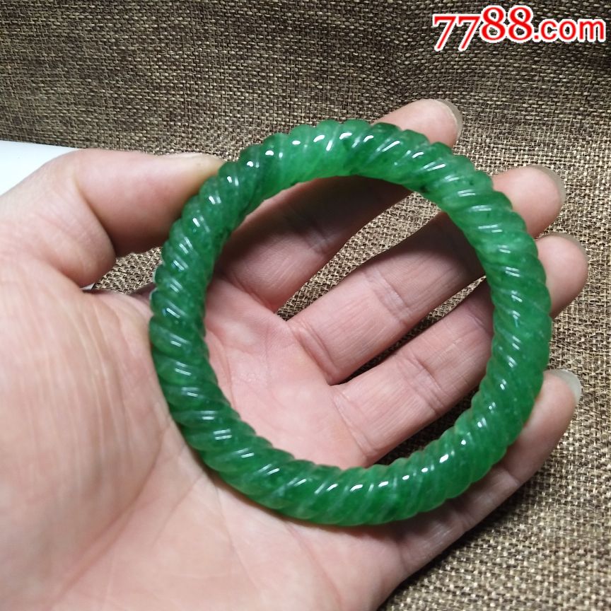 翡翠绿色绞丝手镯一个看看