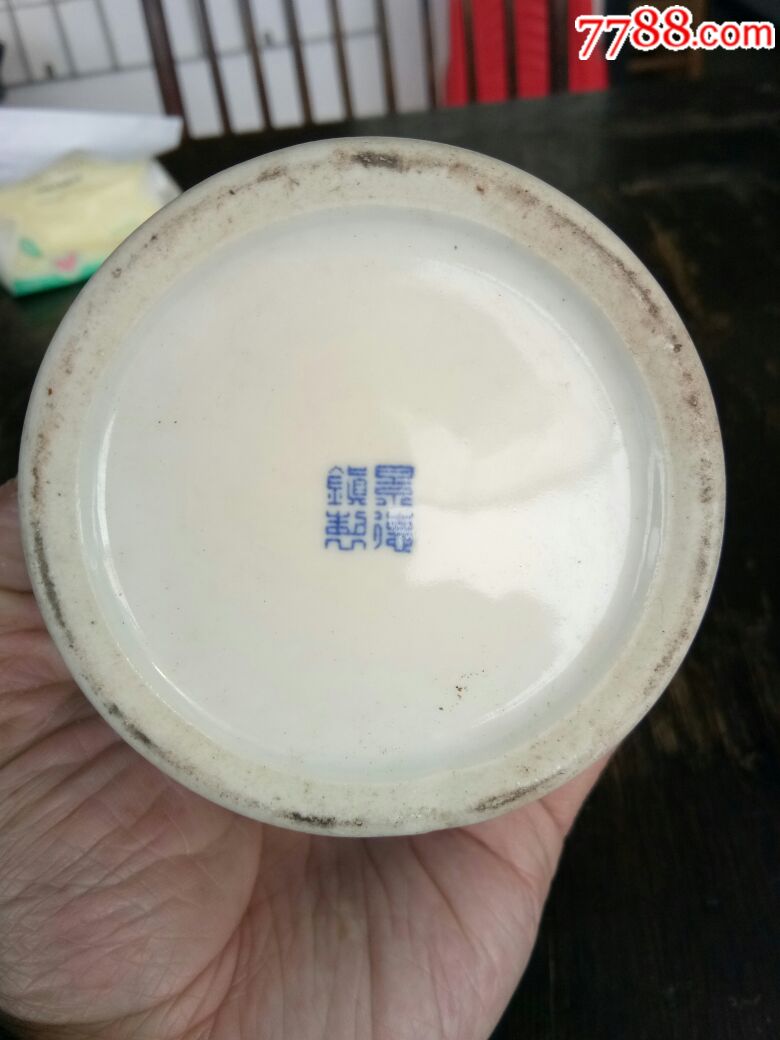 景德镇70年代梅瓶一对,有一个没有盖子